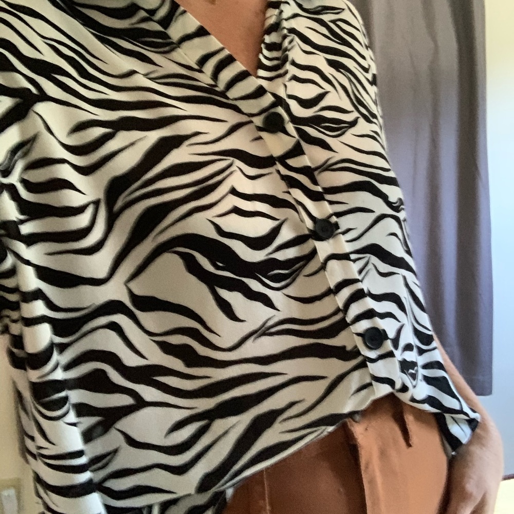 H&M Zebra print button down - Picture 3 of 5